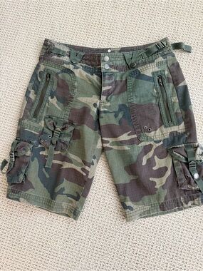DA-NANG women’s Camo Cargo Shorts - Green Woodland